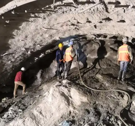 秀山拱顶带模注浆料的施工流程及注意事项